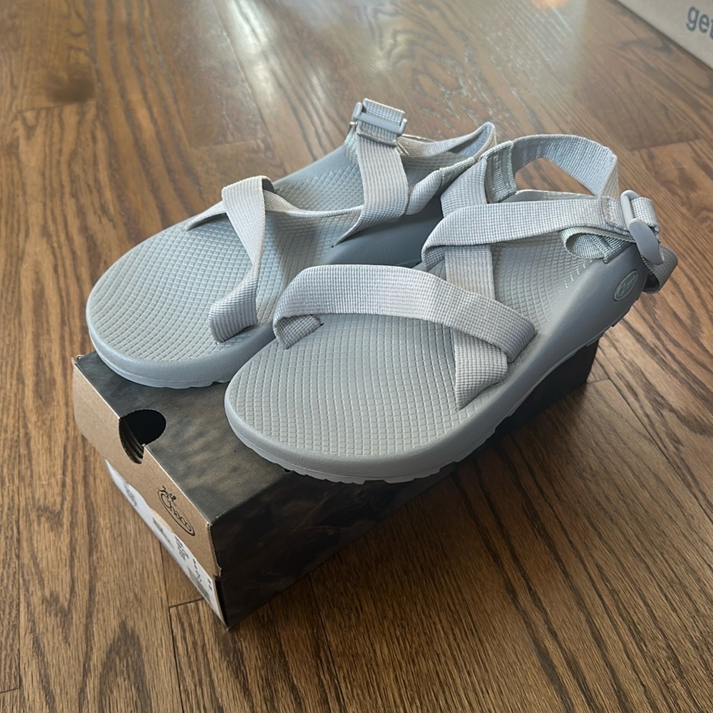 New in box Chaco Z1 Classic Sandal in Chateau Gray (US 9M)